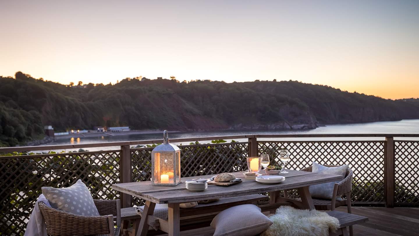 Enjoy feasts at dusk accompanied by lantern light