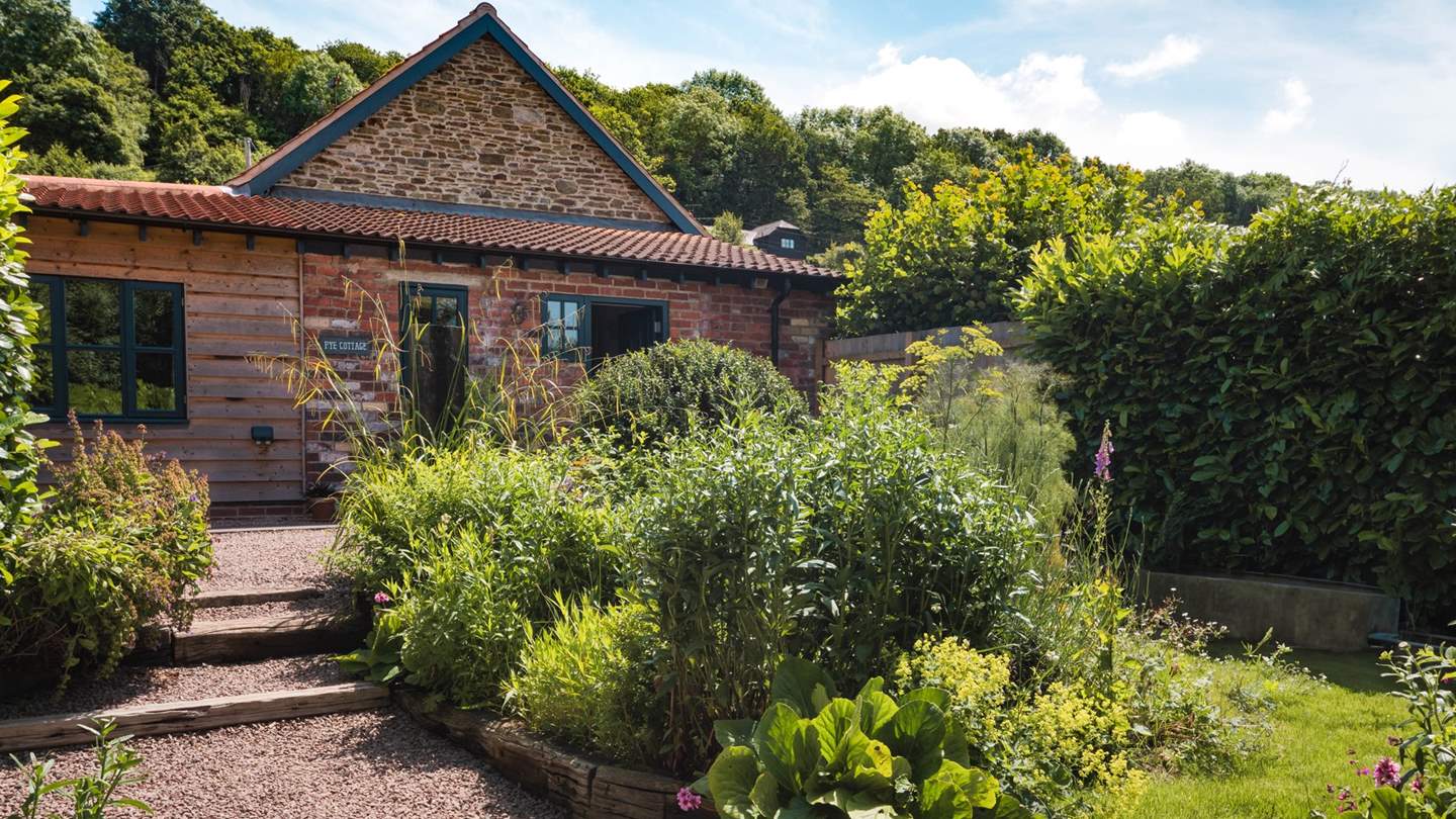 Outside, uncover a spellbinding, sun-soaked sanctuary, where wildly beautiful botanical borders and curated corners set the scene for enchanting alfresco moments 