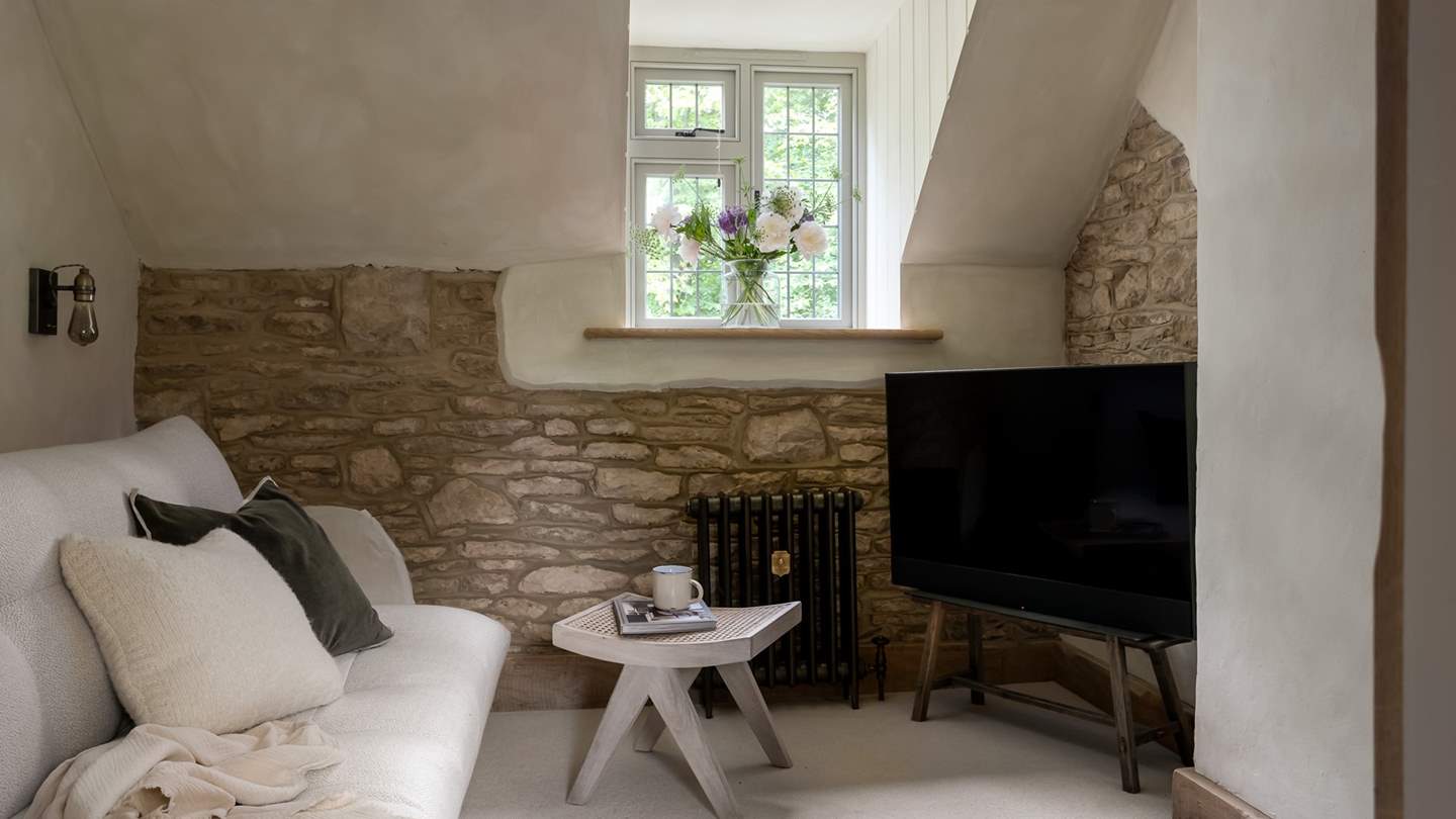 The upstairs snug provides a secret sanctuary to indulge in the cosiest of pursuits, whether you’re seeking cinema nights or simply a place to withdraw