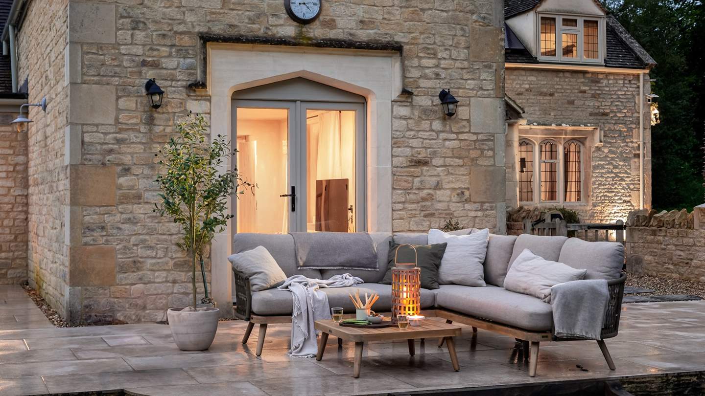 Amoretta promises a perfectly pastoral English country backdrop, along with a golden façade complete with original mullion windows