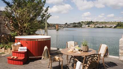 Step outside to uncover sublime vistas over the everchanging tidal Hooe Lake, where a heavenly wood-fired hot tub awaits