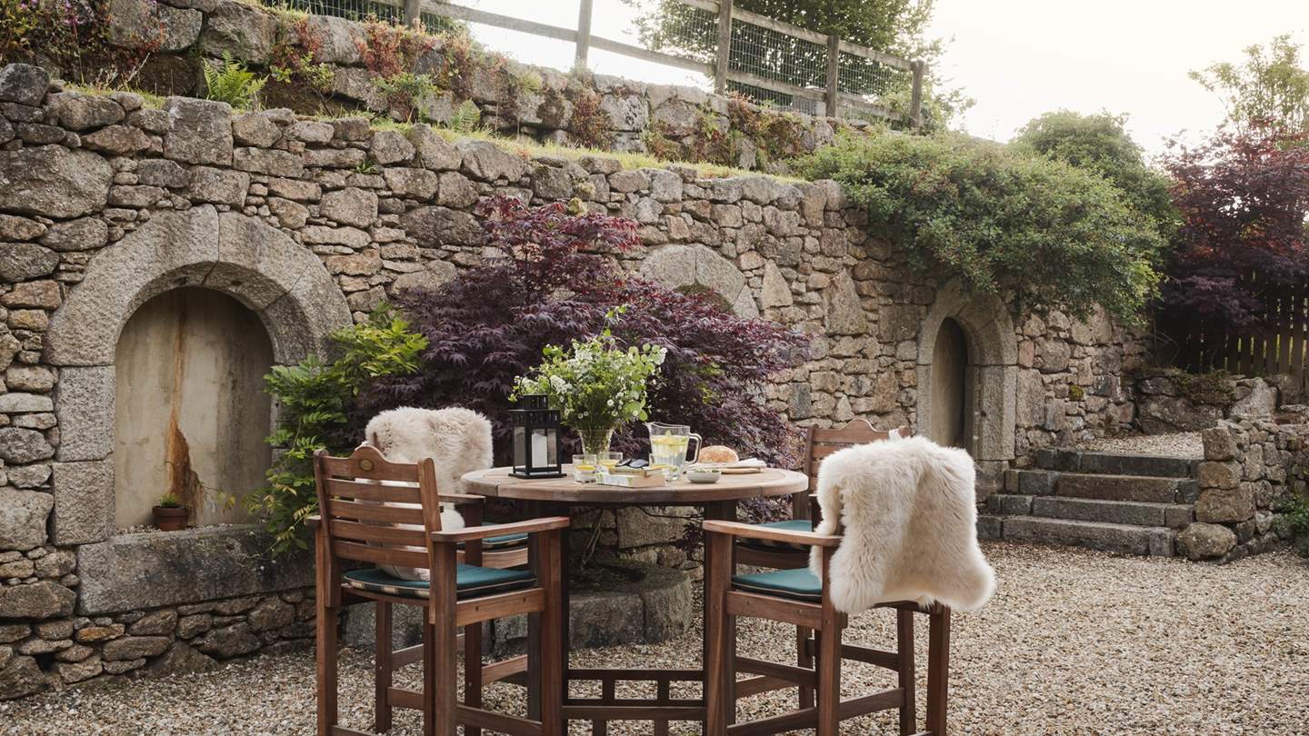 For moments of shared anecdotes and marshmallow toasts, relax under blankets around the fire pit on starry nights