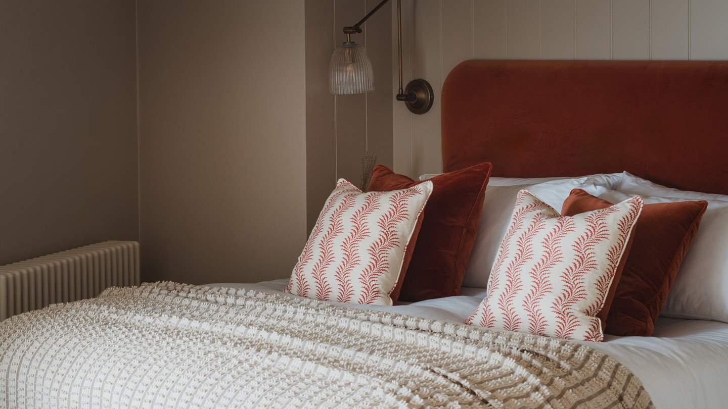 Home to a king size bed overlooking the golden sands of Hope Cove, it tempts for lingering lie-ins with the softest linens