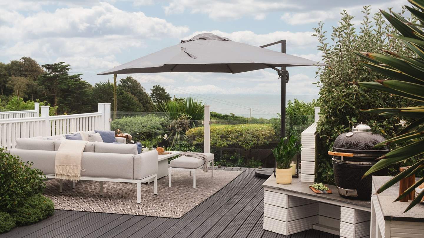 Complete with a kamodo style barbecue in the dedicated outdoor kitchen area, ocean-view banquets await at our enchanting Isle of Wight escape