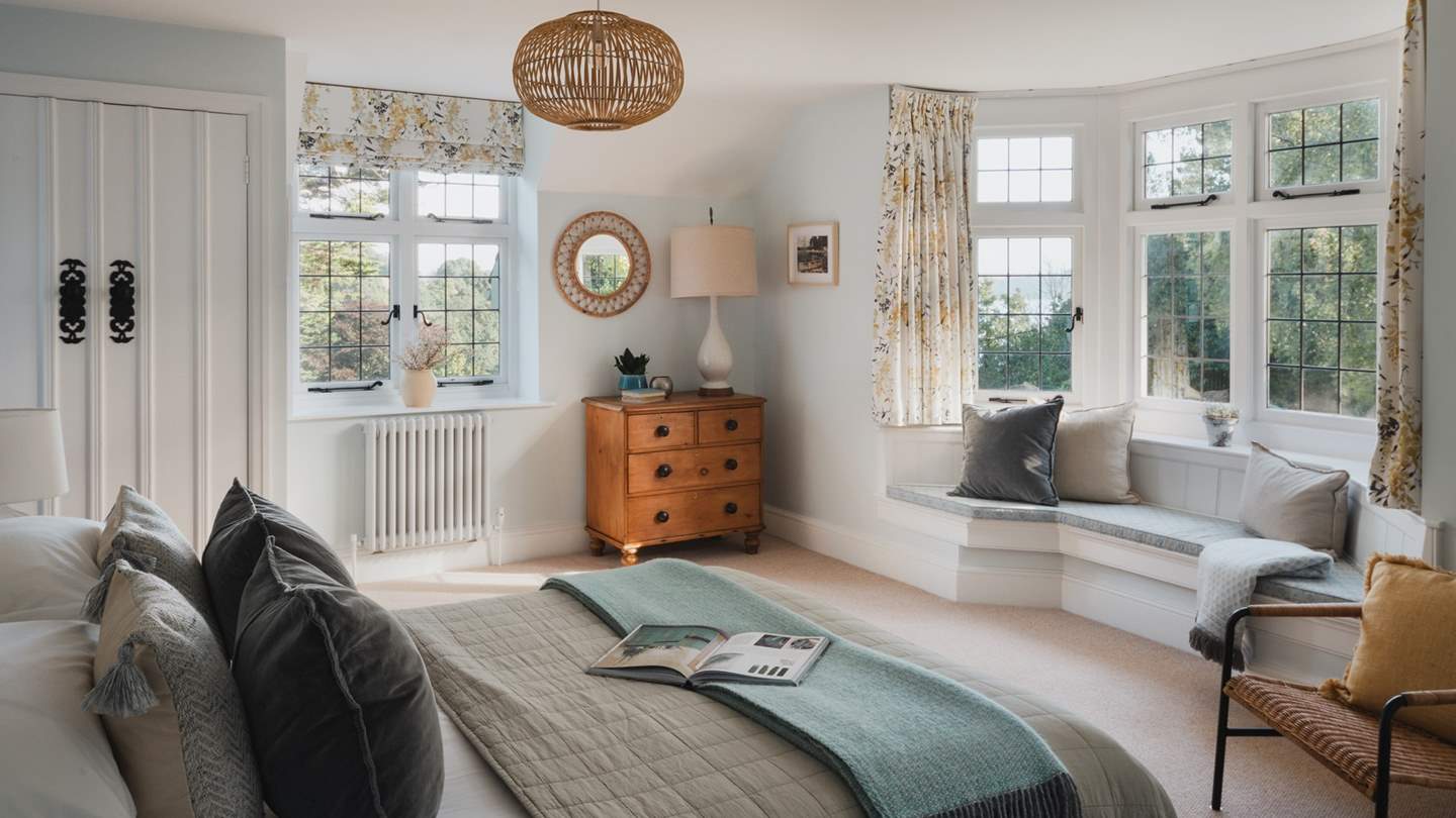 Featuring a king size bed topped with a super king duvet and throws, this space is perfect for nights cocooned in luxury