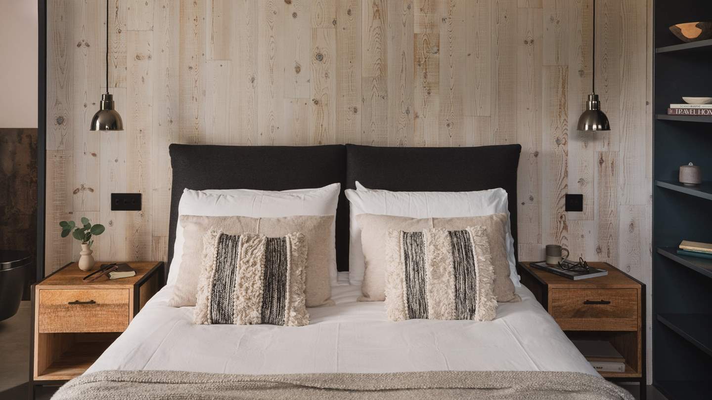 Promising a cosy king size bed draped in the softest linens