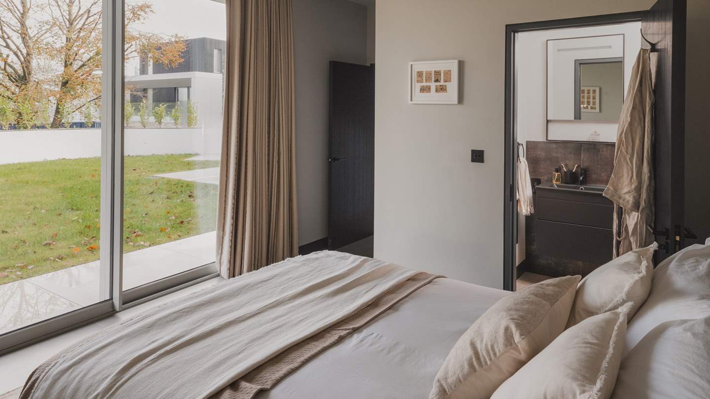 Embraced by the finest quality linens, a king size bed overlooks the sea and encourages luxurious lie-ins watching the ever-changing horizon