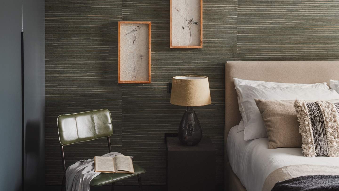 Embraced by the finest quality linens, a king size bed encourages luxurious lie-ins