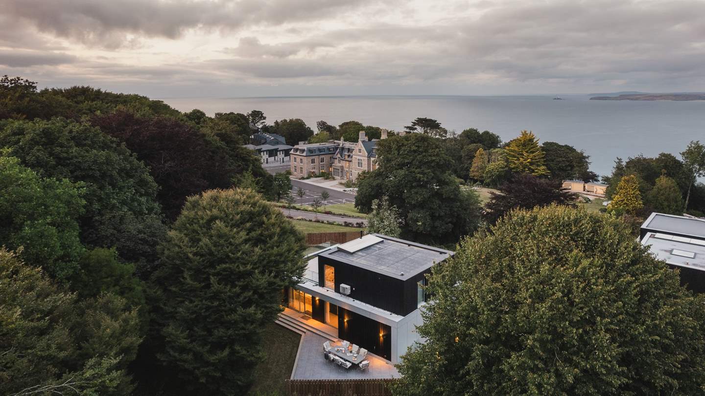 Arrive in style along oceanside avenues and step inside the contemporary glass façade to find mesmeric ocean vistas 