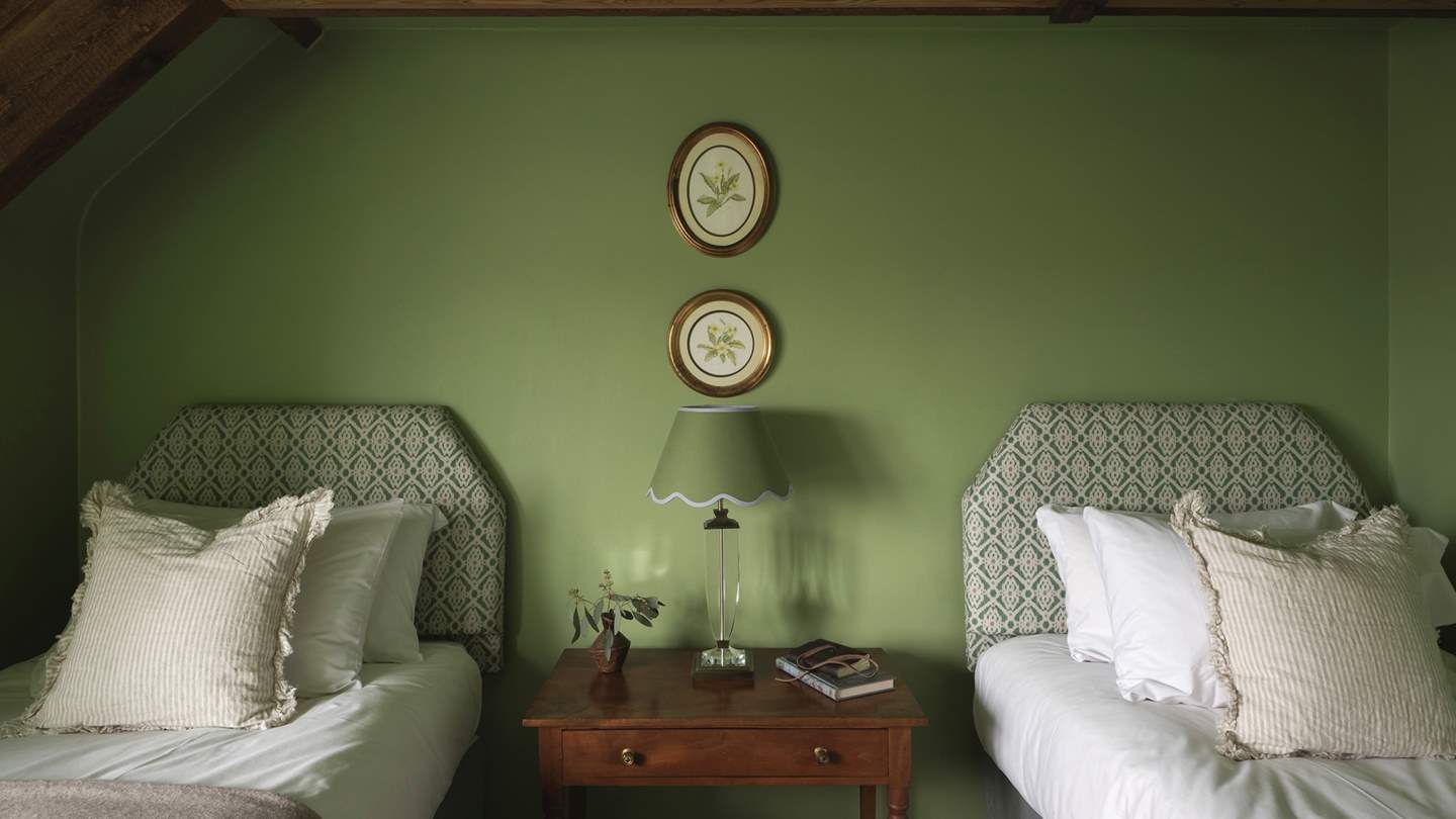 Exuding character, this divine space is bathed in green and ornamented by rustic beams radiating charm