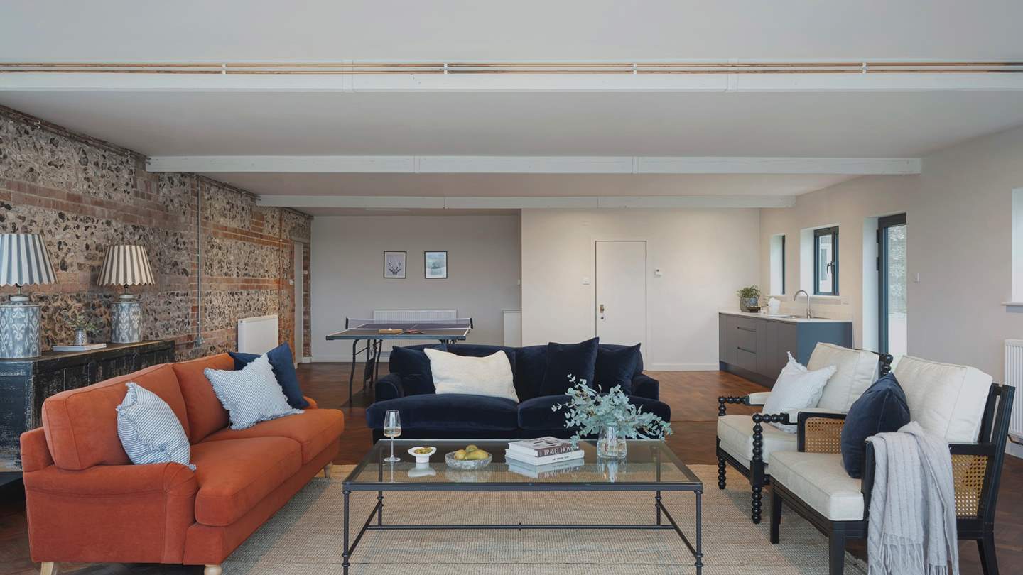 For further choice, an additional lounge space takes pride of place in the farmhouse’s wing and encompasses curated living and games areas