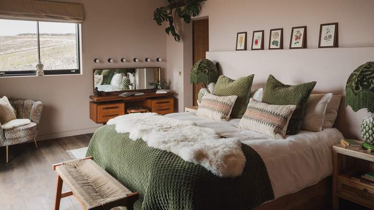 Nahla - Sleeps 12 + cot - Padstow