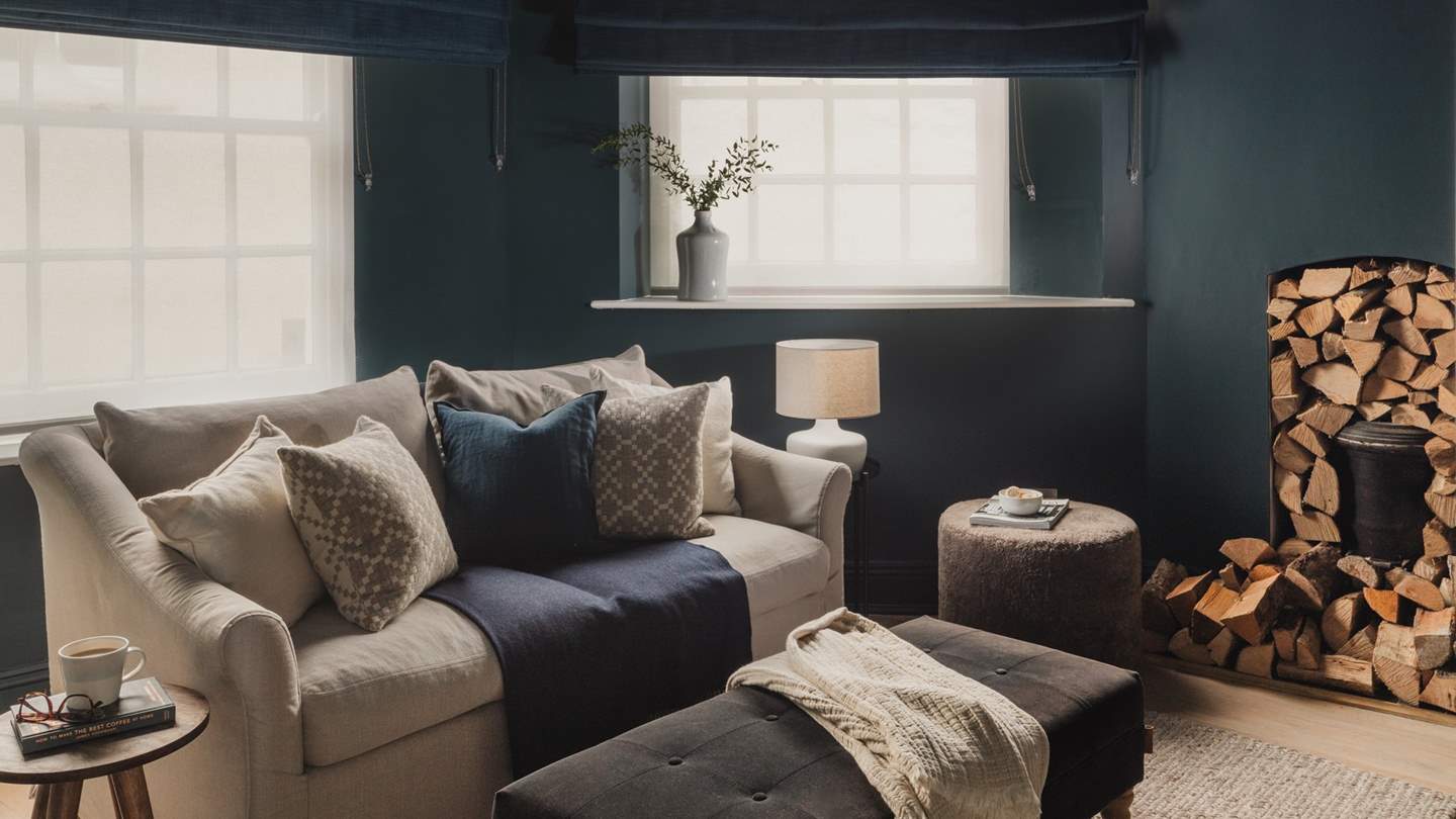 Embrace cosy moments on the four-seater sofa in linen tones and enjoy an intimate, immersive cinema experience with the Samsung Smart TV and Sonos surround sound