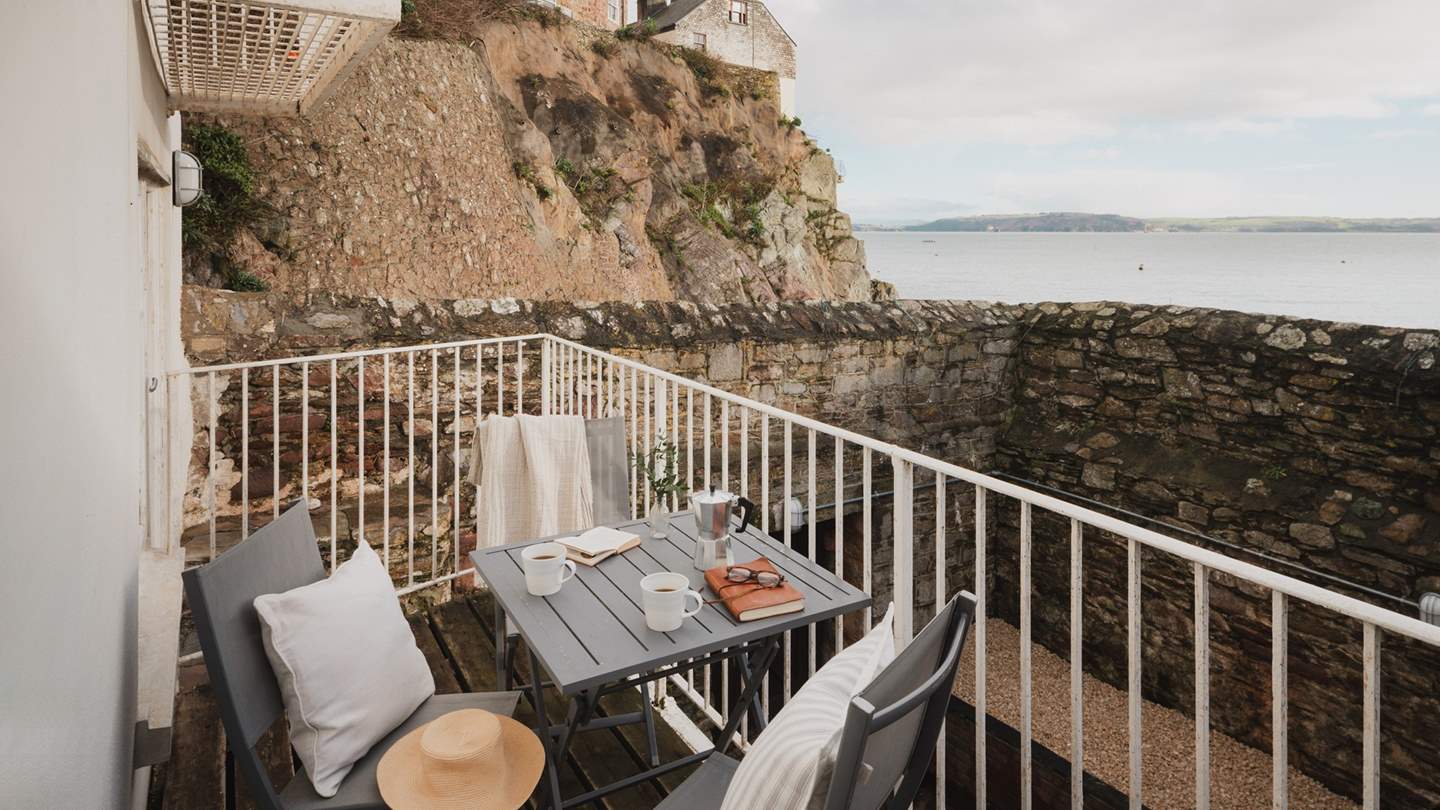 A sea-view balcony and a sheltered courtyard await for morning lattes and alfresco soirees under the sun