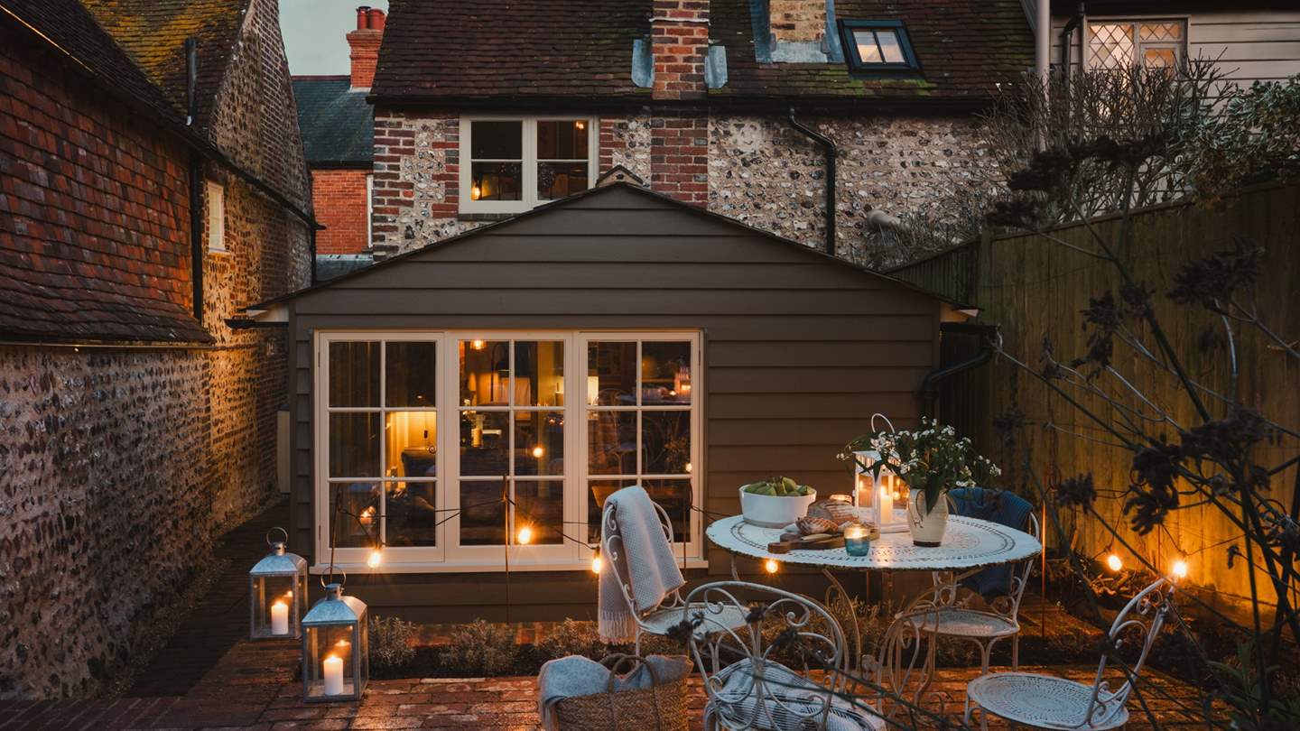 Settled within the storybook Sussex countryside in Alfriston and only a few miles from the sea, Flint Cottage promises an otherworldly retreat from the everyday 