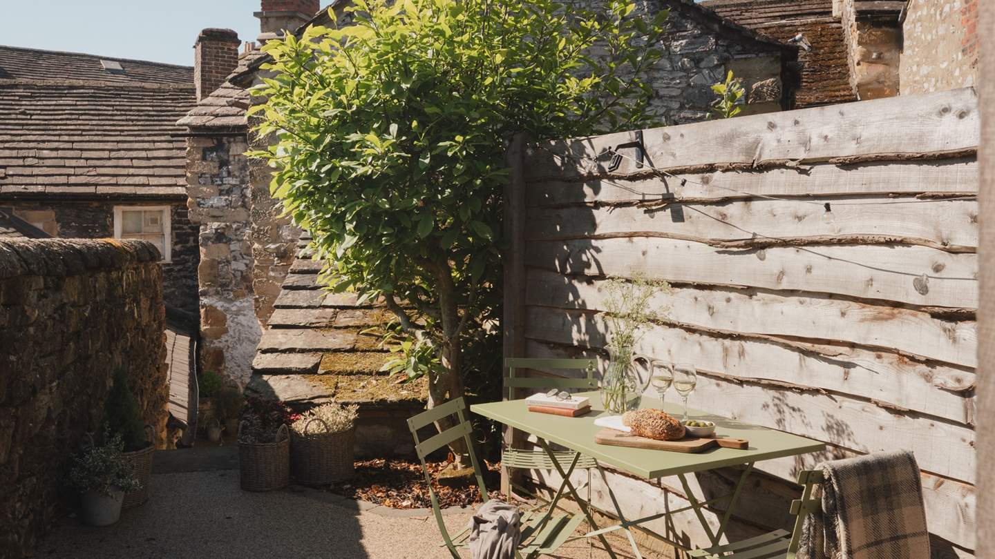 There's a barbeque for alfresco feasting in the summer seasons