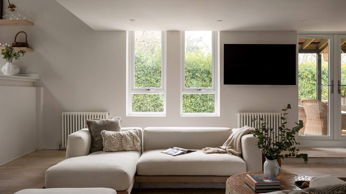 For added entertainment, you will find a Smart TV, and Sonos speakers