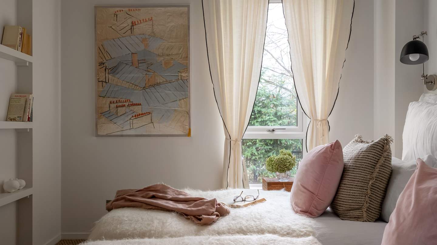 You’ll find hanging space and shelving to stow away your belongings, with the addition of bedside tables and wall lamps for added ambiance