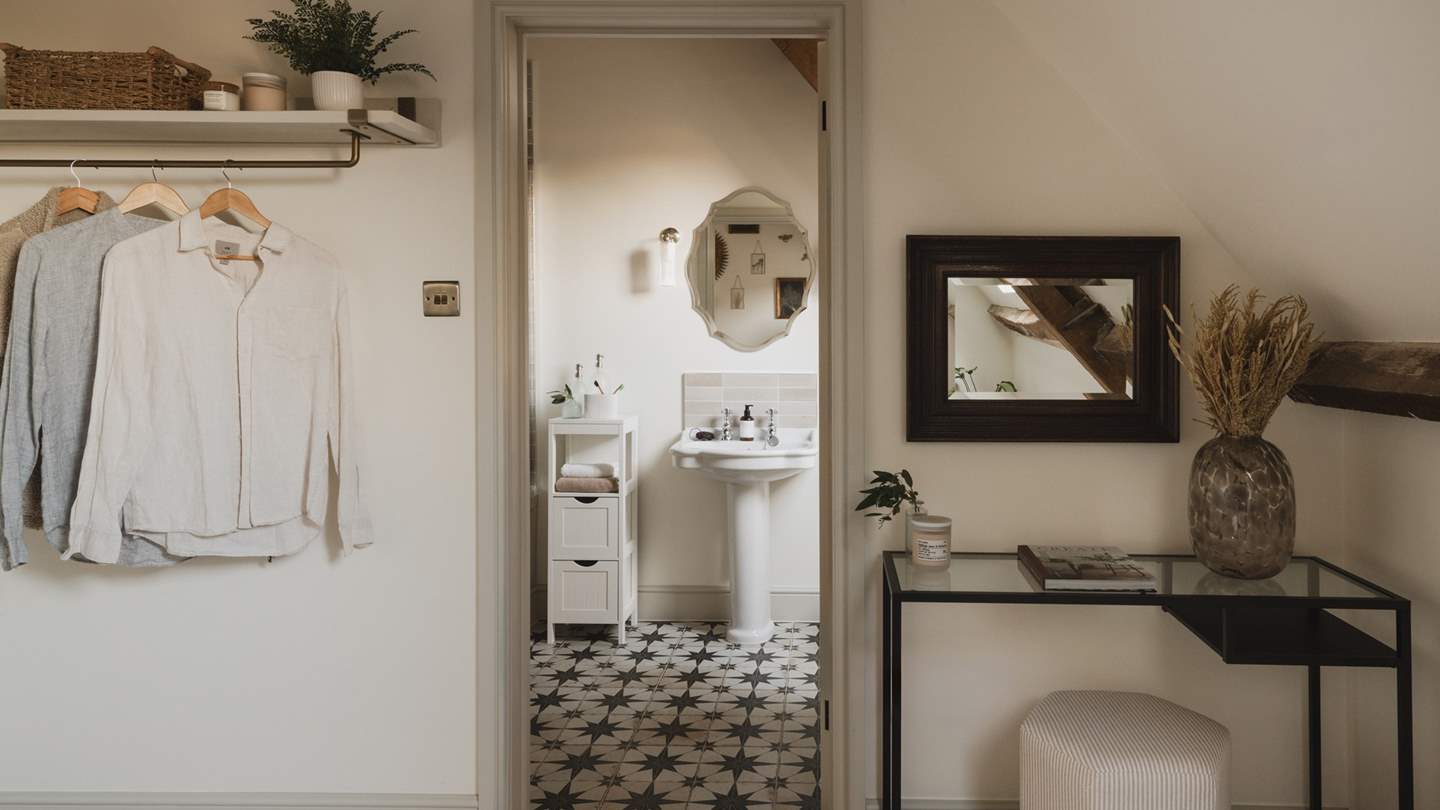 Discover the striking en suite bathroom 