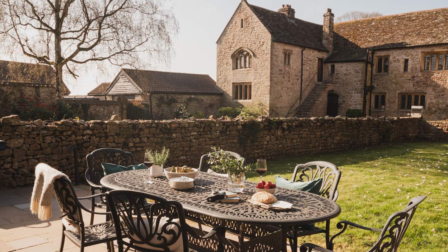 A storybook setting framed by enchanting Palace views and blooming magnolia trees, the outdoor space at The Gatehouse evokes a quintessential country garden feel in every season
