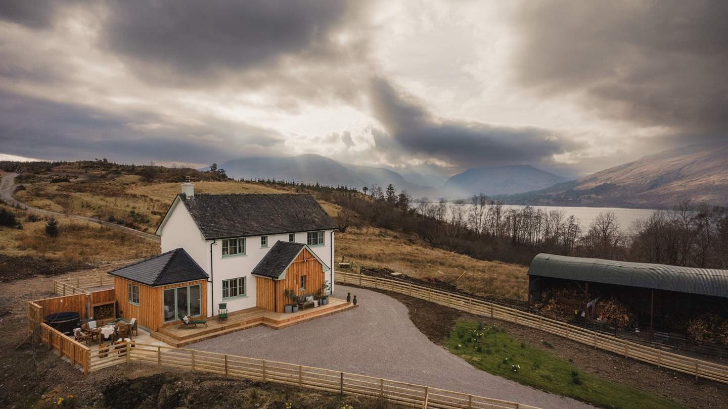 Nestled on Loch Linnhe’s tranquil shores, and at the foot of Ben Nevis, Coruanan Farmhouse’s remote and secluded position invites for the best of outdoor Highland living