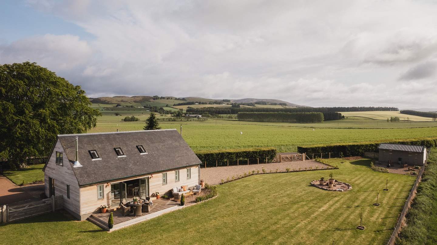 Discover the beautiful landscapes surrounding Nàdair