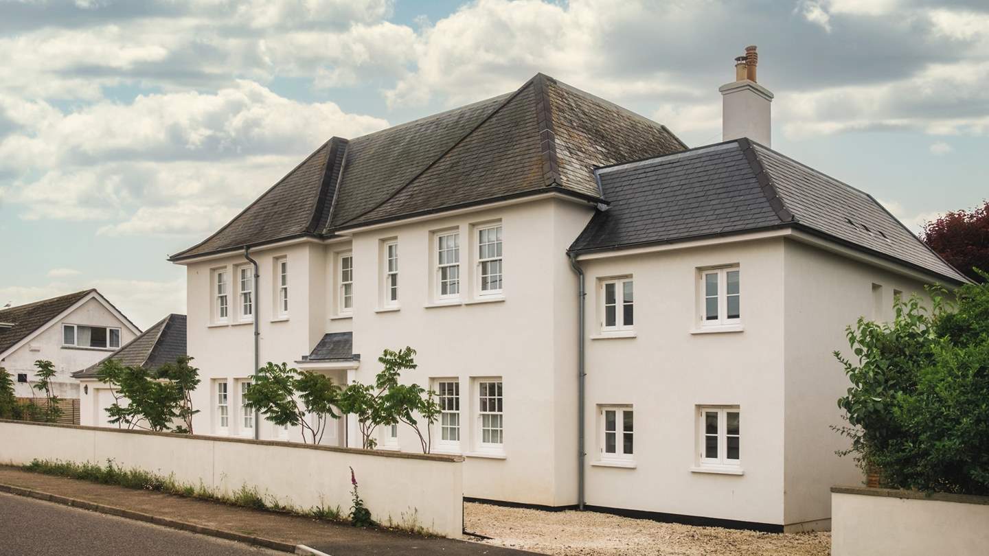 Set in the midst of Mullion, a quaint country village on the Lizard Peninsula in Cornwall, Moorlands offers a delightful rural position yet resides only a brief distance from a cluster of oceanside destinations