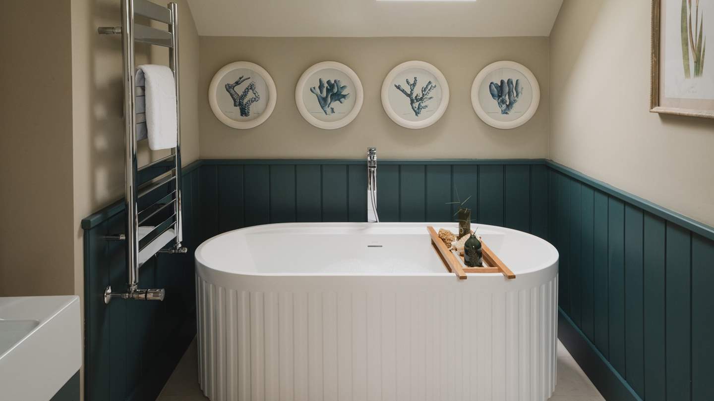 Enjoy bubble-topped bliss in the dreamy fluted bathtub