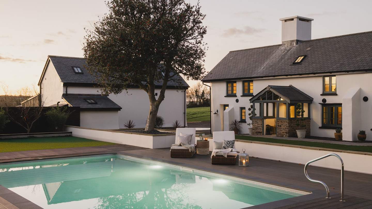 As night falls, watch the pool illuminate with its inviting atmospheric lighting