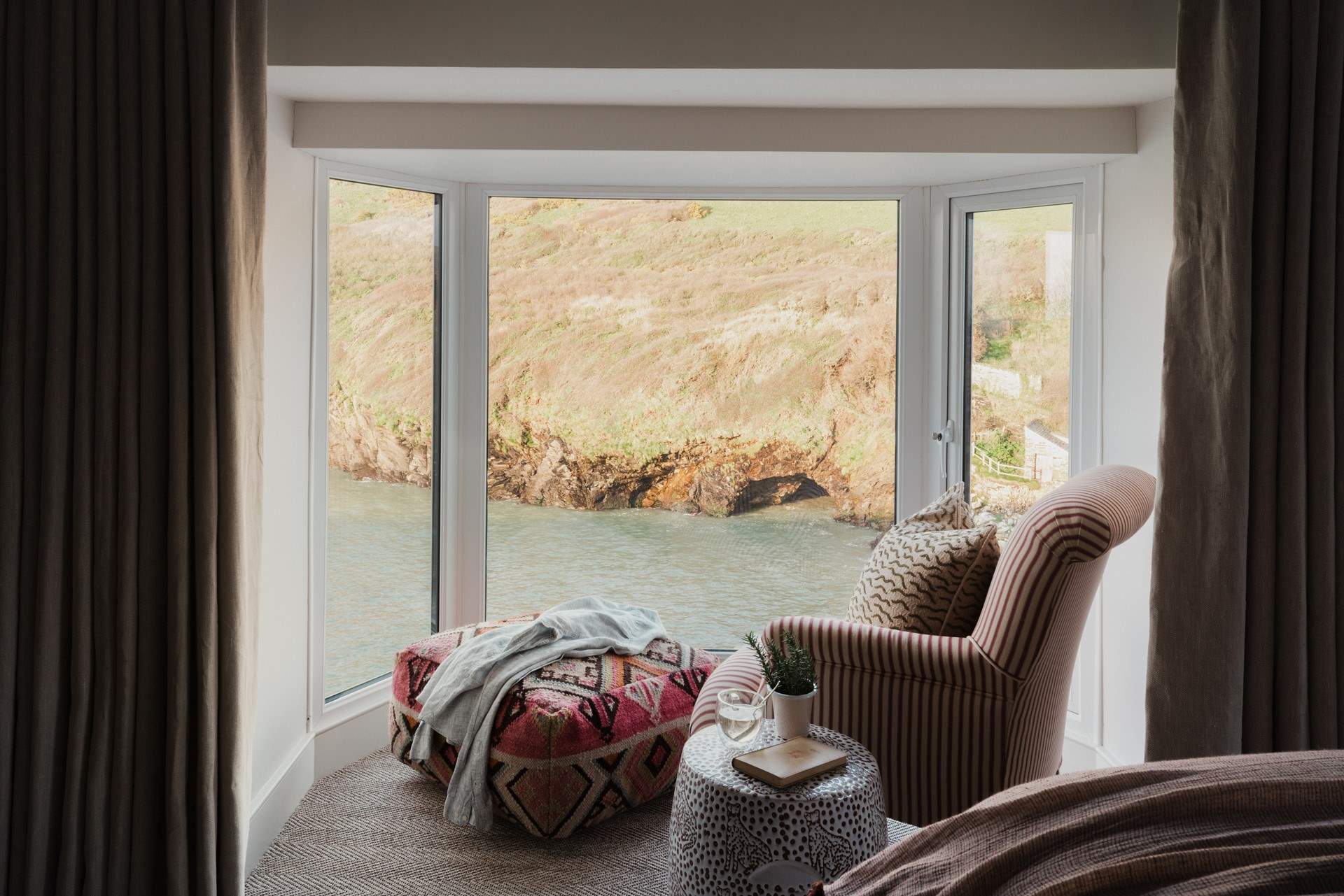 Escape to a spellbinding oceanside sanctuary for six on the cliffs of Port Quin...