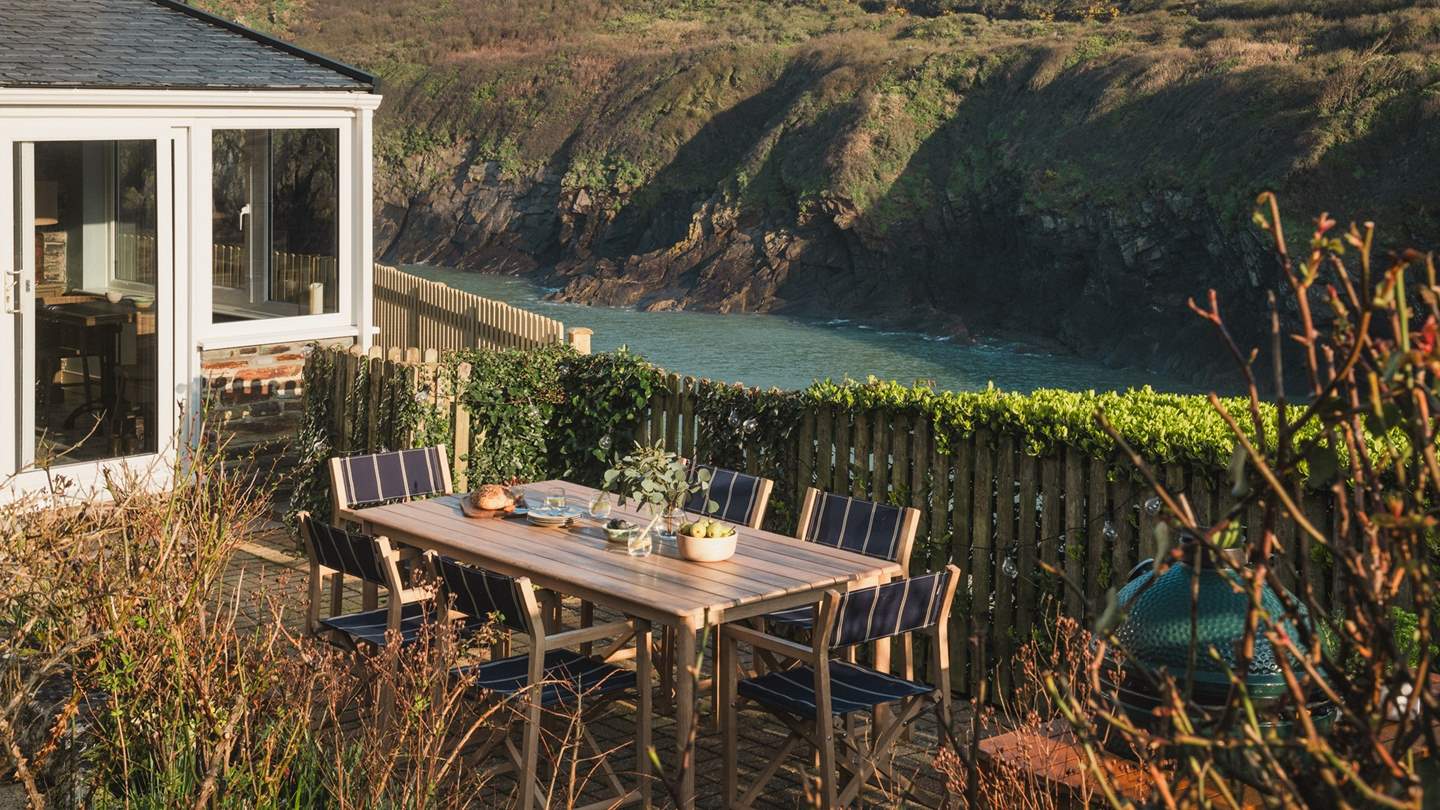 For oceanside dining, an outdoor table and chairs provide seating for six