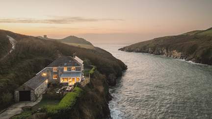 Zephyr - 1.6 miles W of Port Isaac, Sleeps 6 + cot in 3 Bedrooms