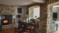 Framed by a stunning Cotswold stone arch, a dreamy dining backdrop awaits