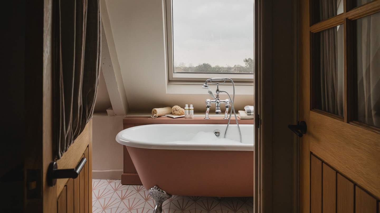 The free-standing bathtub takes centre stage