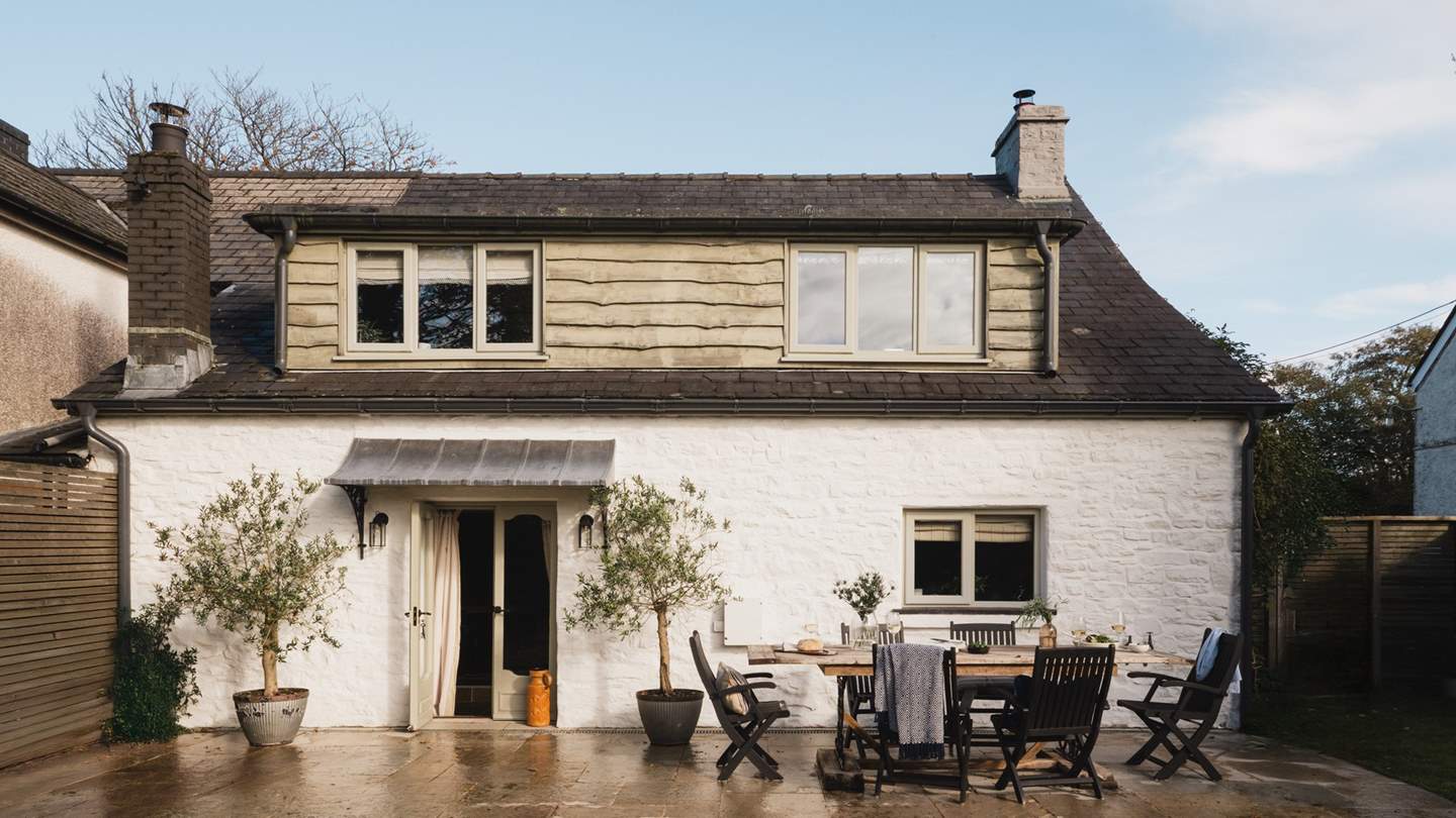 Step into Bryndelyn’s tranquil private garden to uncover a sun-soaked space framed by greenery