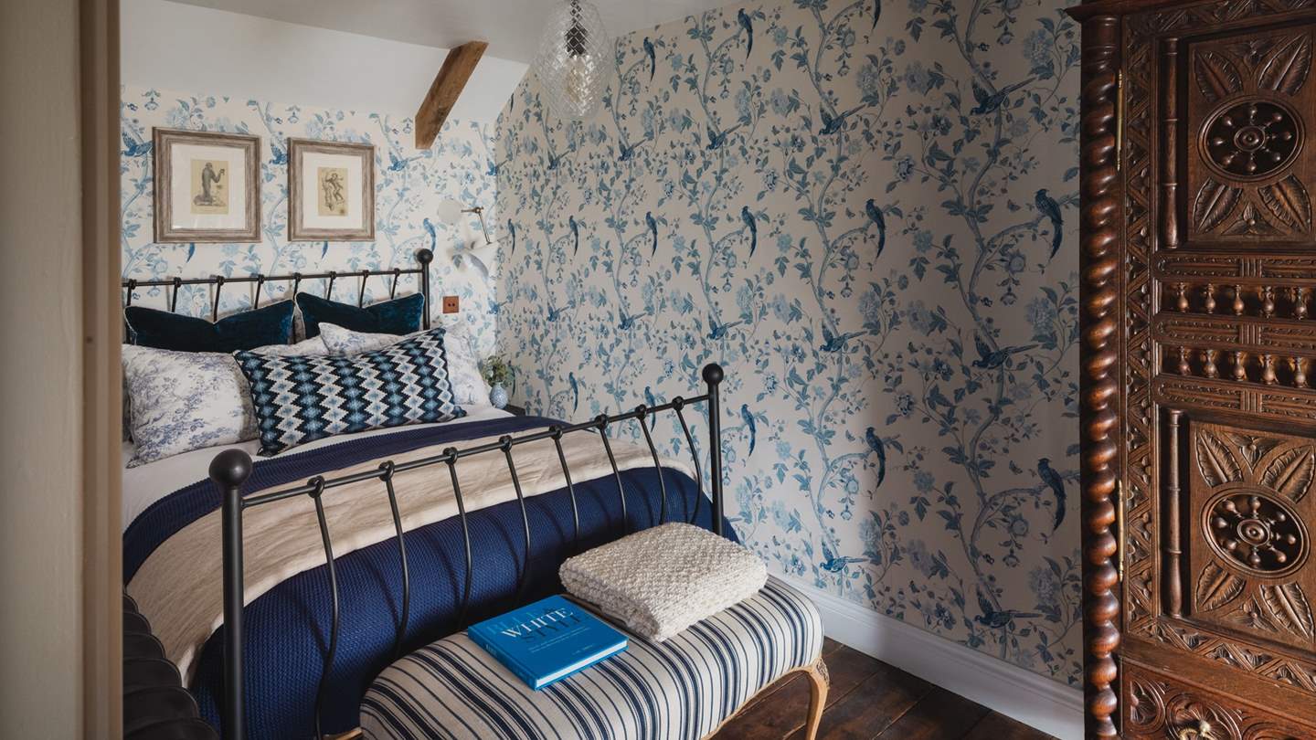 Wrapped in stunning blue Chinoiserie wallpaper, this space harmonises cottage cosiness and palatial opulence 