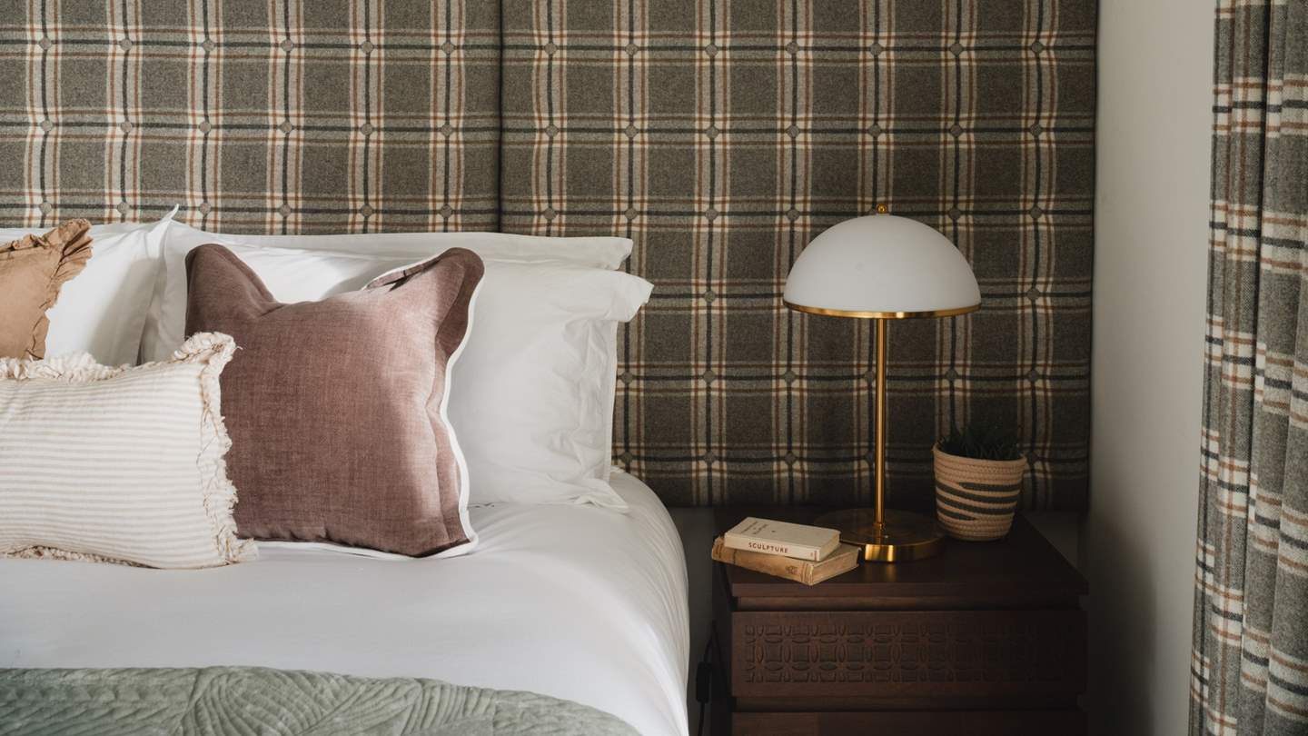 Framed by golden lamps, the space becomes a cosy haven for late-night unwinding