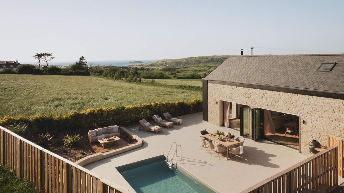 Designed with the very best of outdoor living in mind, step outside to uncover a contemporary coastal paradise