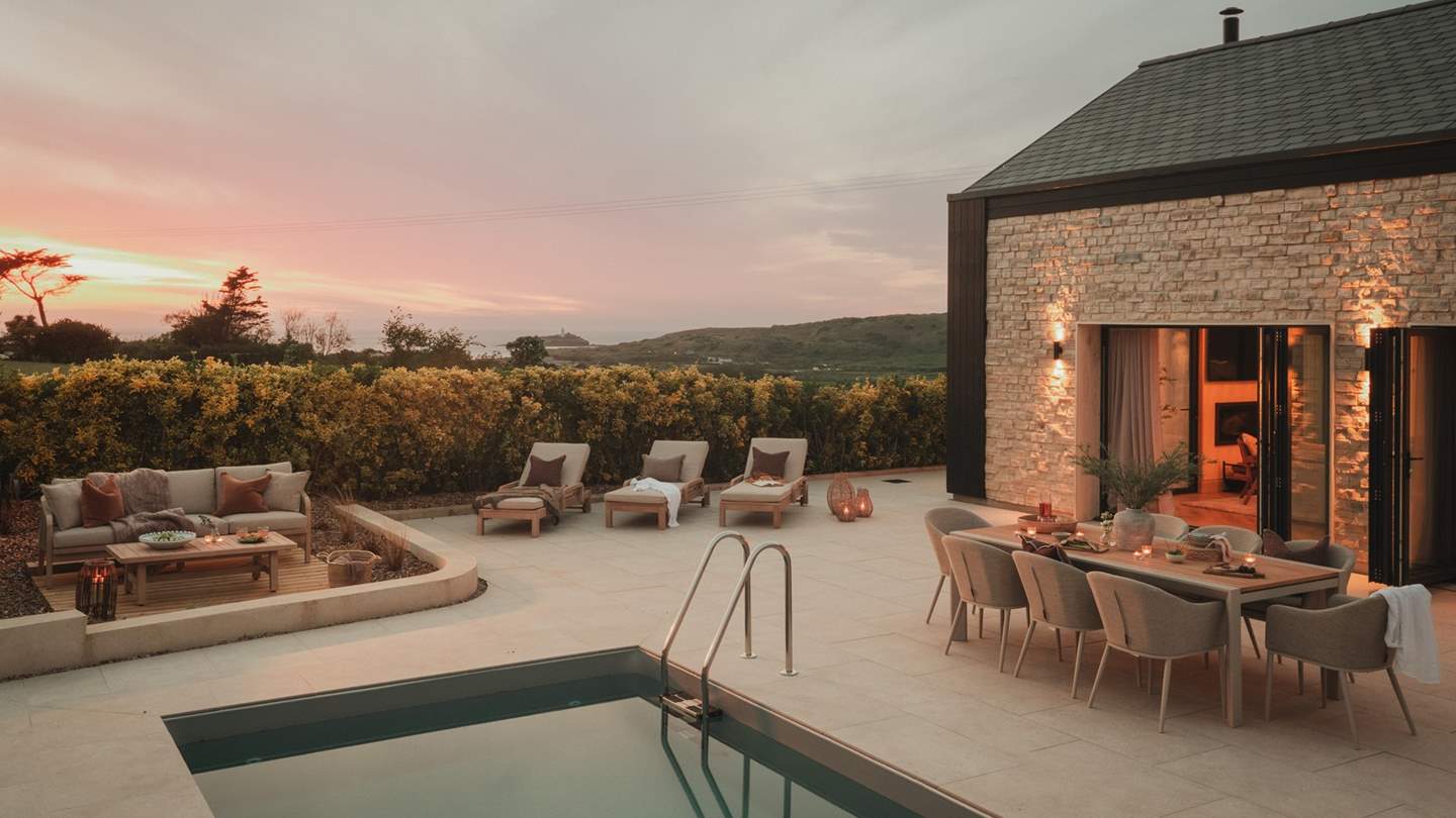 Set the scene for effortlessly sophisticated evenings 