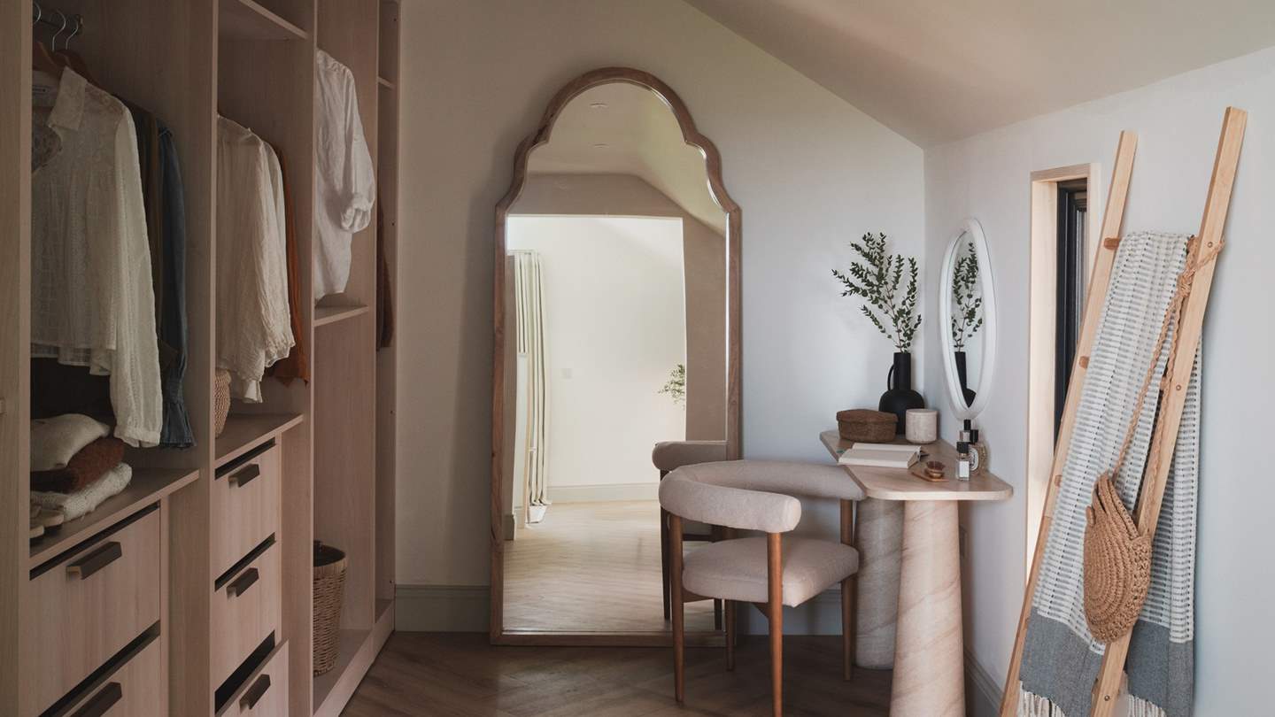 A dedicated dressing room proposes an elegant space to prepare for the day