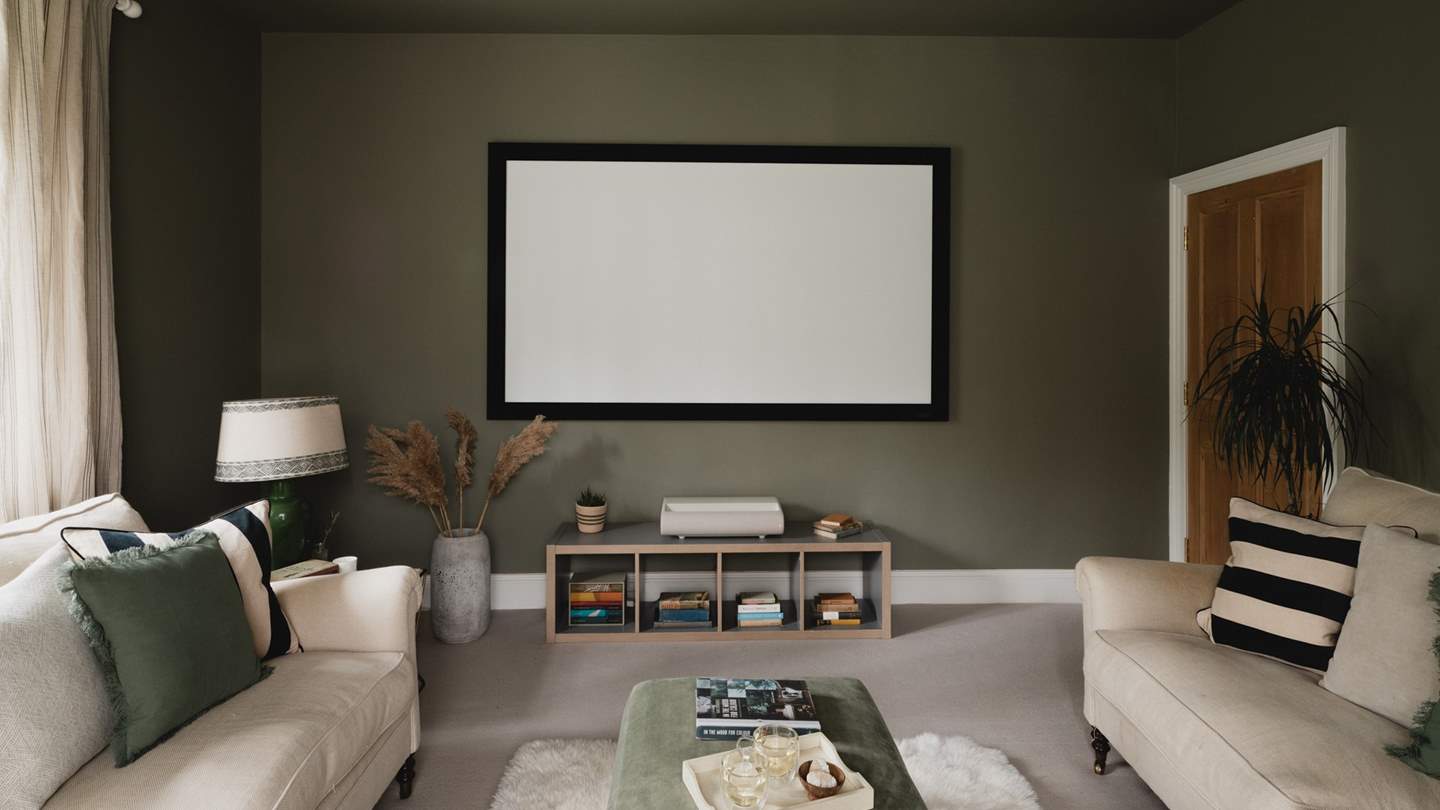 Sink into the sumptuous sofas or comforting bean bag, and relish unforgettable movie nights with the projector and 92” screen
