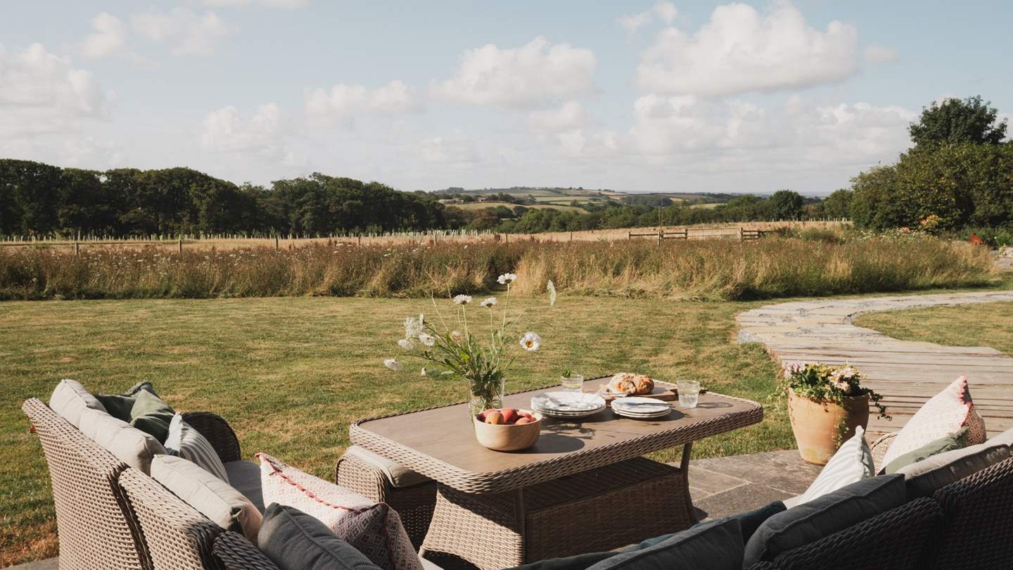 A nature lover's paradise, nesting woodpeckers, majestic buzzards and a resident barn owl make Pomera's grounds their home