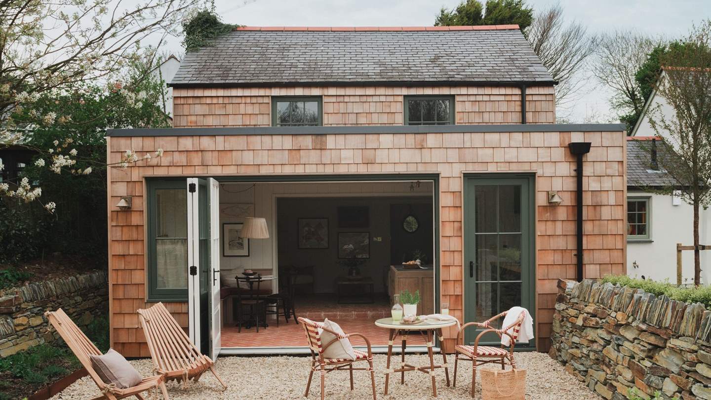 The garden invites for sun-soaked afternoons in the quiet countryside of St Agnes