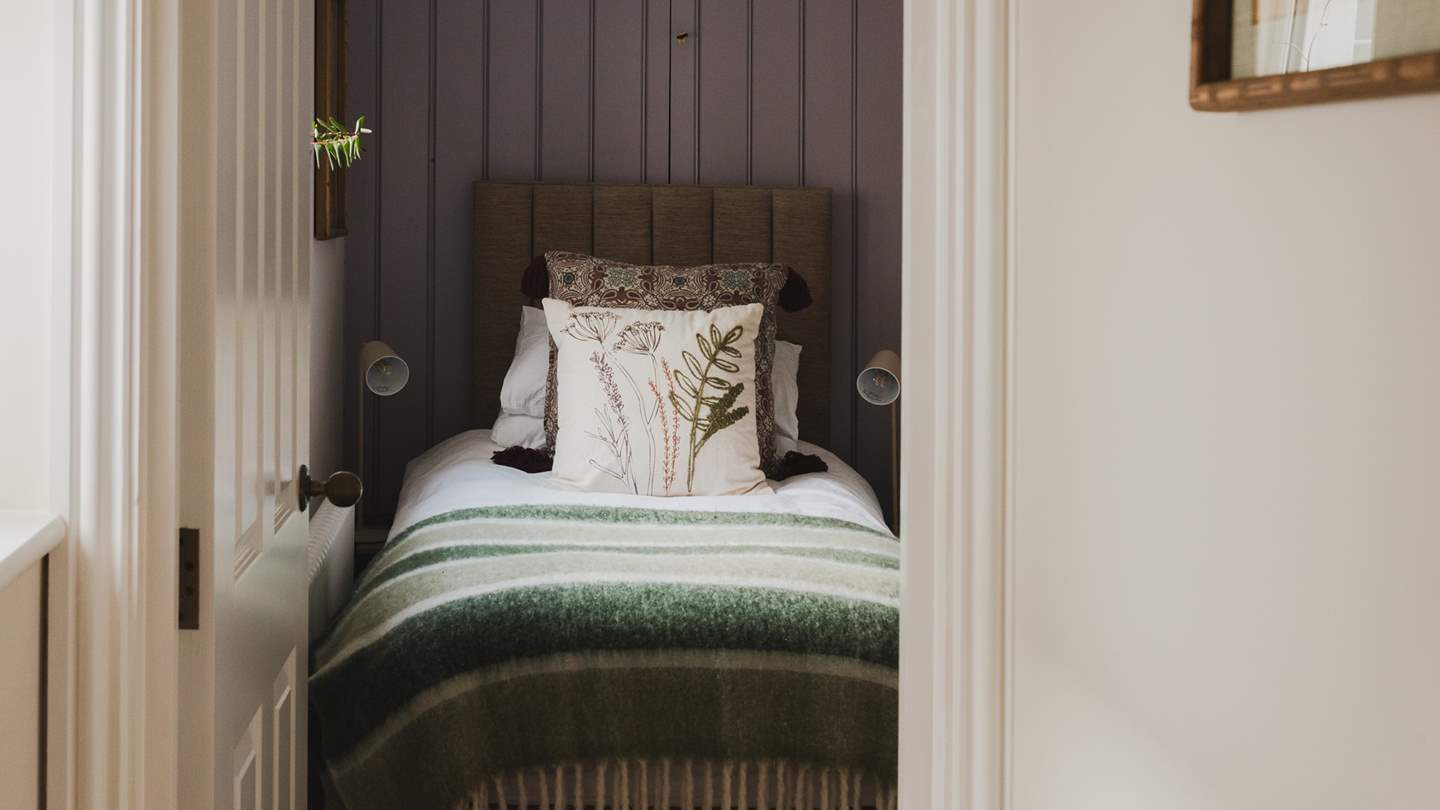 Ideal for children or friends, uncover the third bedroom 