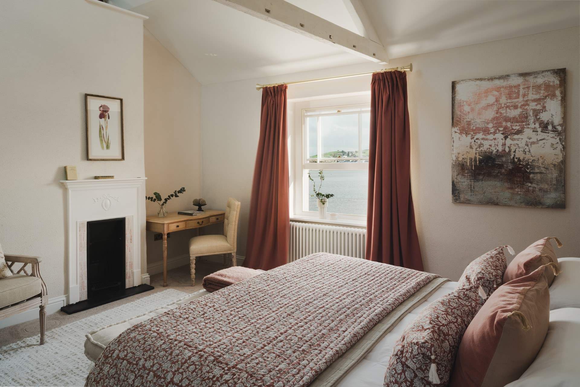 Pursue an oceanside reverie at our Victorian townhouse in the heart of Appledore...
