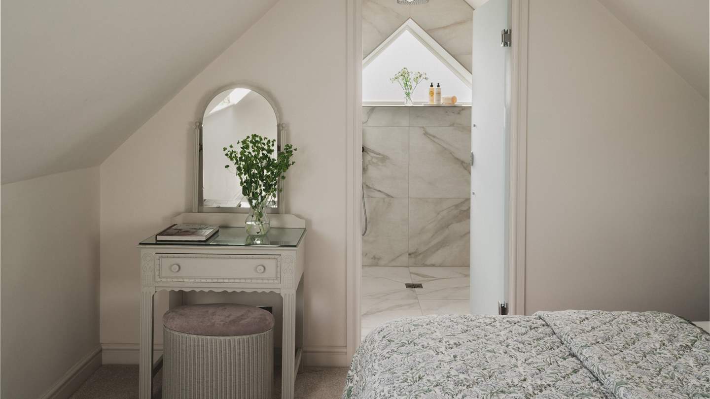 For pampering moments basked in the morning light, you’ll find a dressing table and a mirror