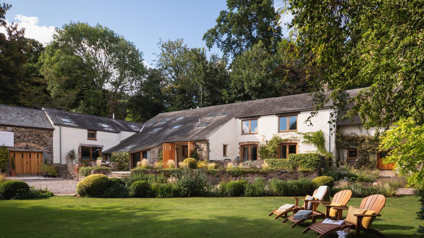 Encompassed by private grounds, this divine homestay promises utmost serenity in a blissful bubble