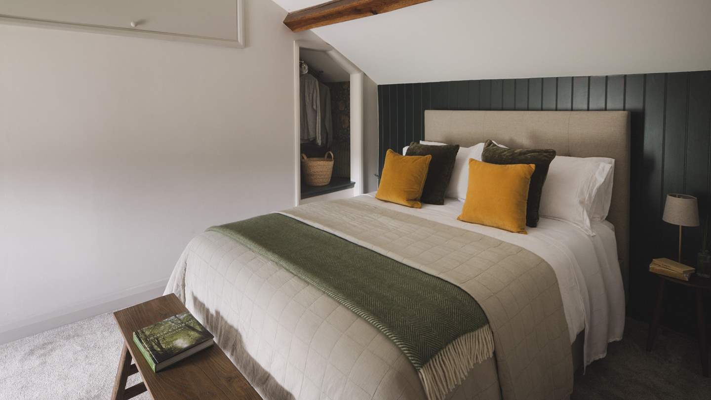 Weaved walls and teal toned panelling are complemented by a charming bench