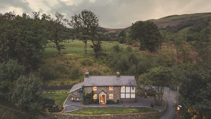 Eira - 1.3 miles NE of Llanbrynmair, Sleeps 4 + cot in 2 Bedrooms