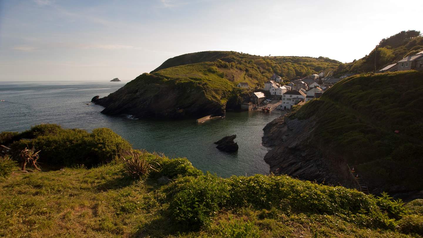 Step outside and make use of the fantastic proximity to the shore and surrounding cliffs, including the undulating flow of the South West Coast Path just footsteps away